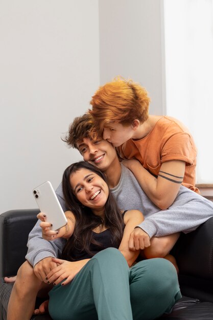 Socios de tiro medio tomando selfie