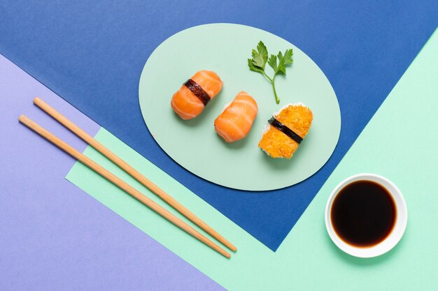Soja soude besde rollos de sushi