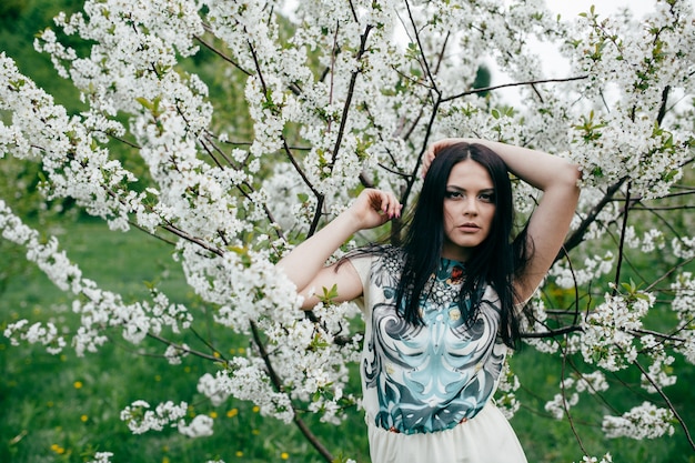 sol árbol de la mano del niño femenino