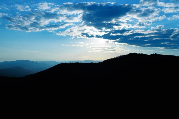 El sol bajó por el paisaje montañoso.