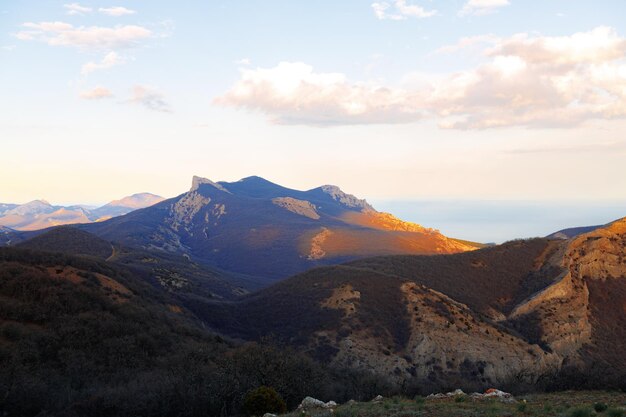 El sol bajó por el paisaje montañoso.