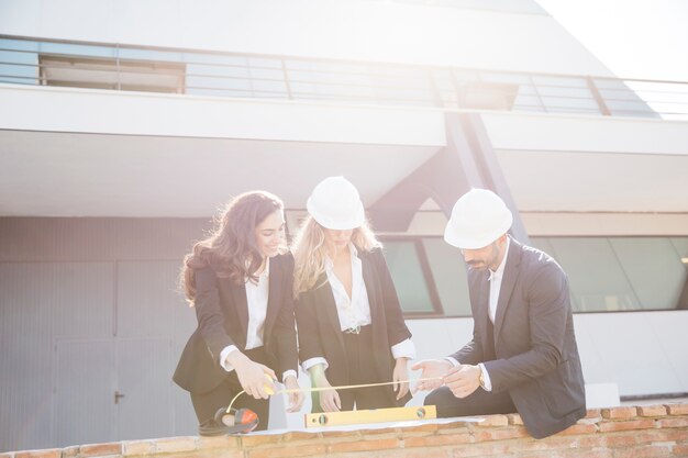 Sol brillando en arquitectos llevando cascos