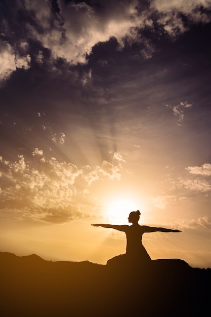 Sol, cielo, sombras y yoga