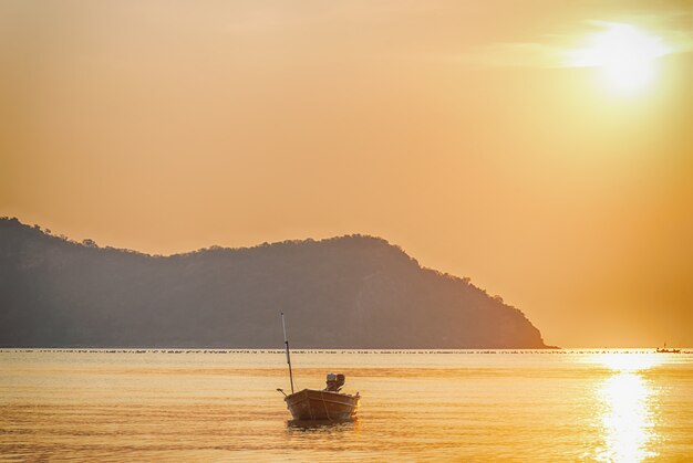 Sol naciente con paisaje marino