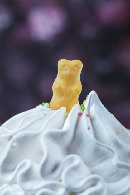 Una sola galleta de merengue blanco aislado en el suelo.