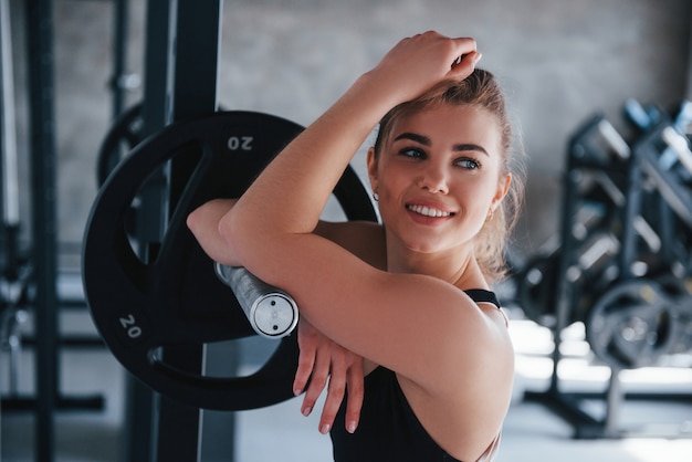 Una sola persona. Hermosa mujer rubia en el gimnasio en su fin de semana