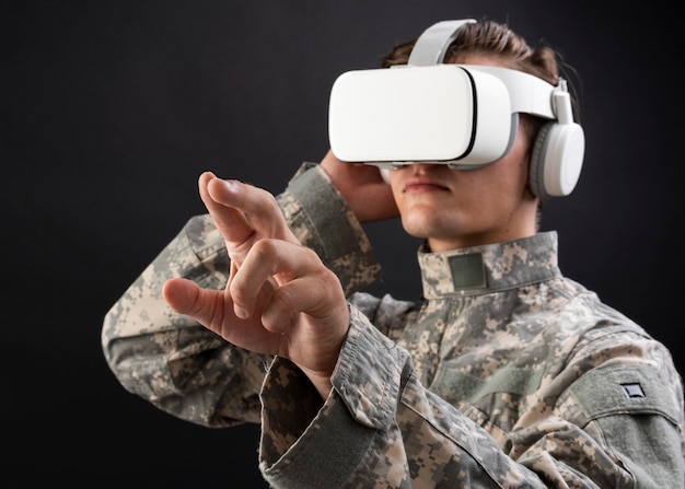 Soldado en auriculares VR tocando la pantalla virtual para la tecnología militar de entrenamiento de simulación