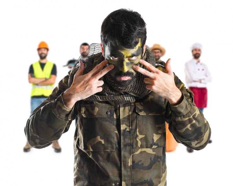 Foto gratuito soldado con la cara pintada