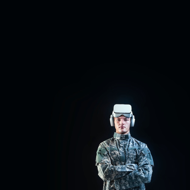 Soldado con casco de realidad virtual para entrenamiento militar de simulación