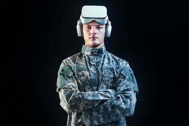Soldado en casco de realidad virtual para entrenamiento de simulación tecnología militar fondo negro