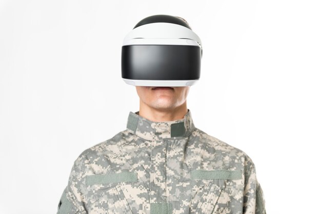 Soldado con casco de realidad virtual para entrenamiento de simulación de tecnología militar