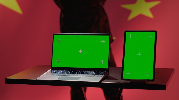Foto gratuito soldado chino usando tecnología militar en una computadora portátil de pantalla verde para identificar amenazas