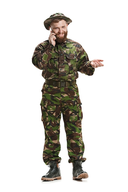 Soldado del ejército joven con uniforme de camuflaje aislado en blanco