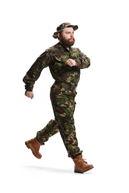 Foto gratuita soldado del ejército joven con uniforme de camuflaje aislado en blanco