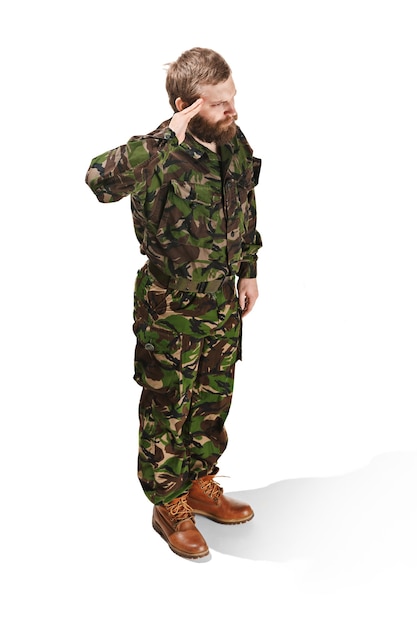 Soldado del ejército joven con uniforme de camuflaje aislado en blanco