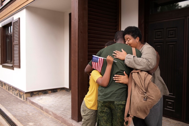 Soldado de los Estados Unidos partiendo de su familia