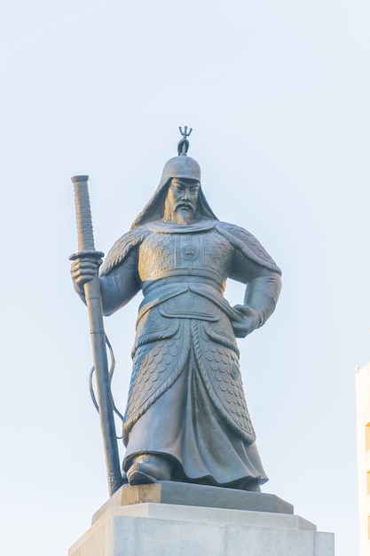 Foto gratuita soldado estatua en la ciudad de seúl corea