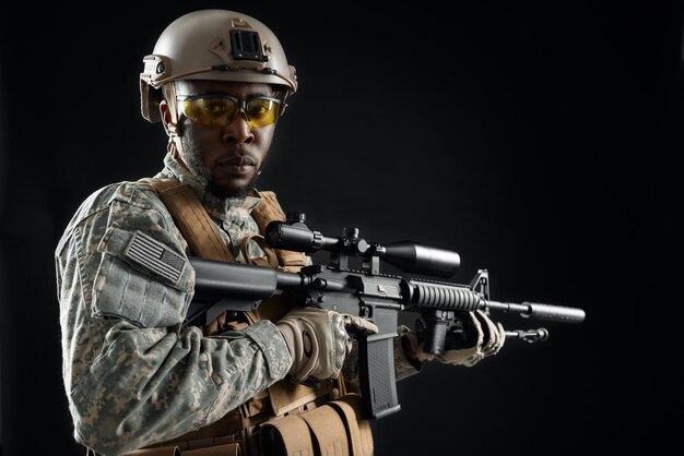 Soldado masculino con gafas y uniforme del ejército estadounidense