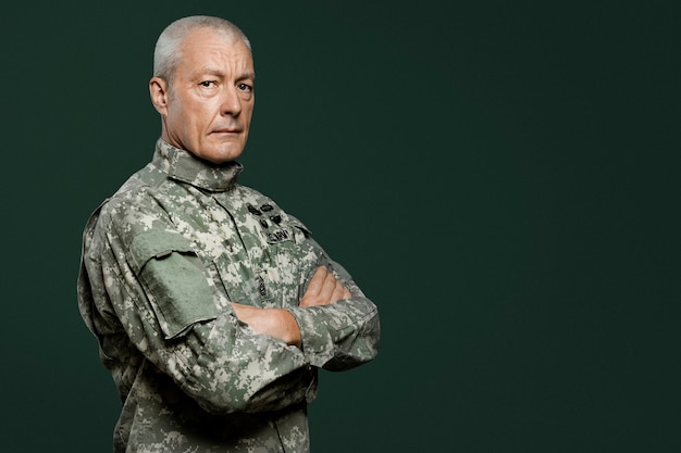 Soldado masculino en un retrato uniforme