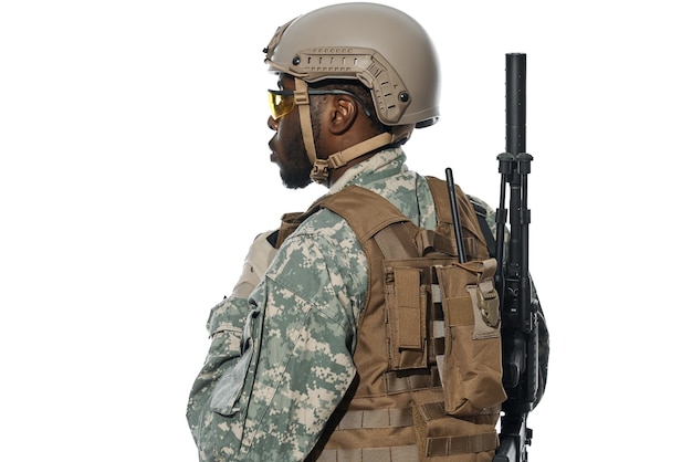 Soldado profesional con mochila e instalación de radio