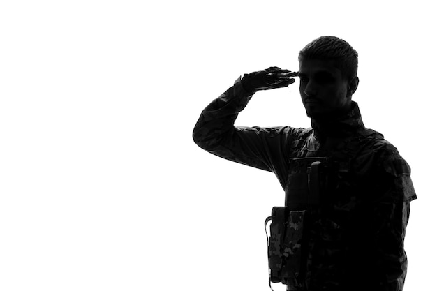 Soldado silueta guapo serio fuerte duro soldado del ejército en uniforme con el dedo a las sienes