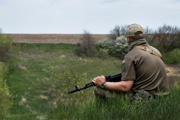 Soldado de tiro medio guerra rusa en ucrania