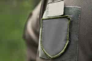 Foto gratuita soldado de vista lateral con uniforme