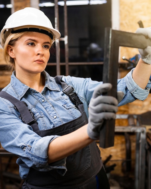 Foto gratuita soldador femenino en el trabajo con casco