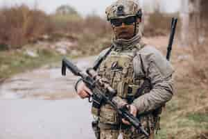 Foto gratuita soldados del ejército luchando con armas y defendiendo su país.