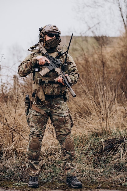 Soldados del ejército luchando con armas y defendiendo su país.