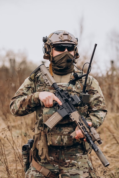 Foto gratuita soldados del ejército luchando con armas y defendiendo su país.