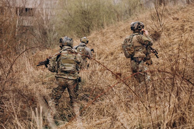 Soldados del ejército luchando con armas y defendiendo su país.