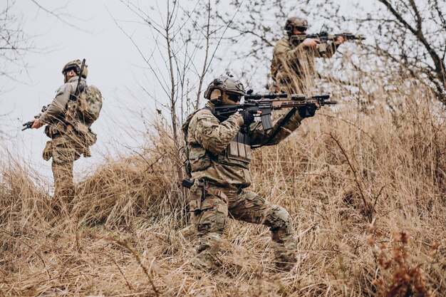 Soldados del ejército luchando con armas y defendiendo su país.