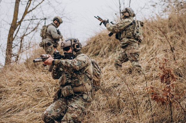 Soldados del ejército luchando con armas y defendiendo su país.