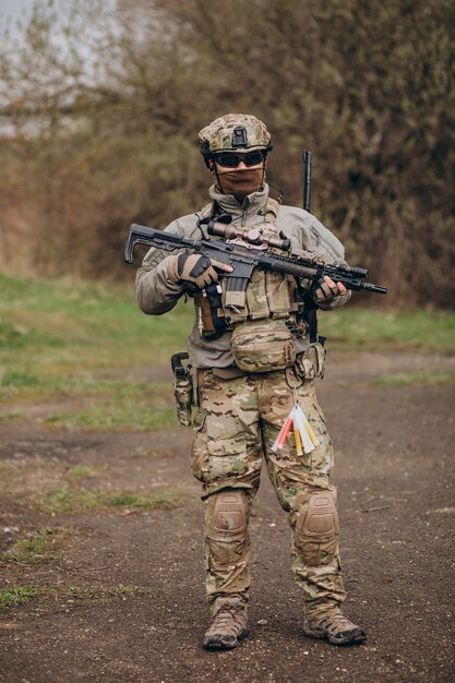 Soldados del ejército luchando con armas y defendiendo su país.