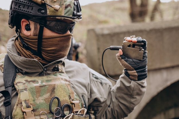 Soldados del ejército luchando con armas y defendiendo su país.