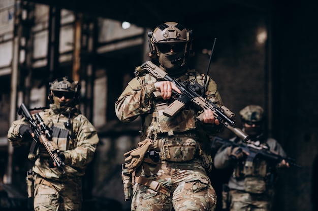 Soldados del ejército luchando con armas y defendiendo su país.