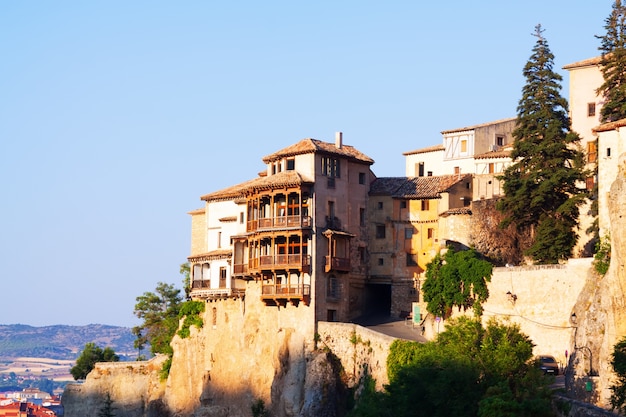 Soleado vista de casas colgantes en Cuenca