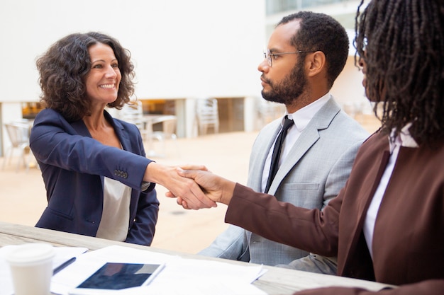 Solicitante saluda al gerente de recursos humanos en la entrevista de trabajo