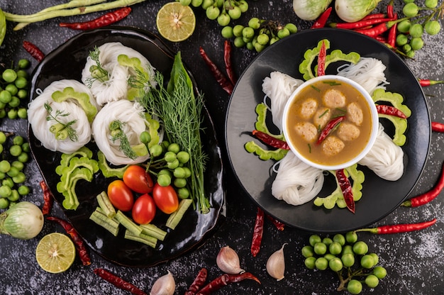 Foto gratuita solución de fideos de arroz y leche de coco.