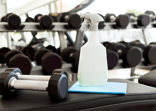 Foto gratuita solución de limpieza con pesas en el gimnasio.