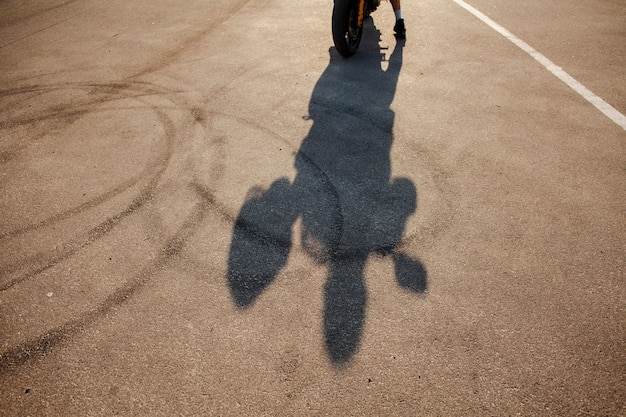 Sombra de hombre con casco