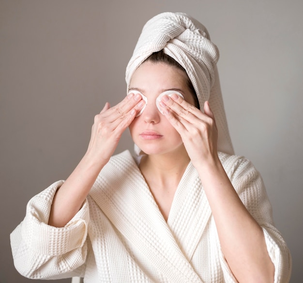 Sombra de ojos de eliminación femenina