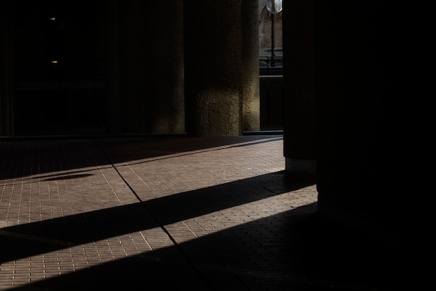 Sombras de la arquitectura durante el día en la ciudad
