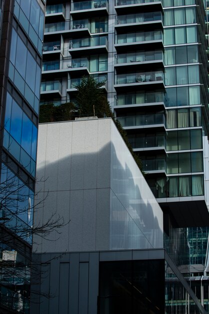 Sombras de la arquitectura durante el día en la ciudad