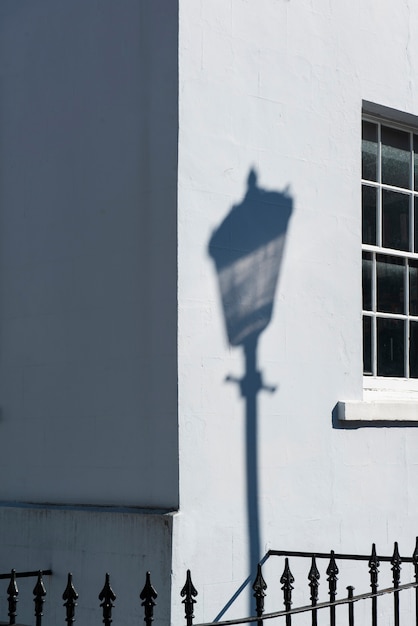 Foto gratuita sombras de la arquitectura durante el día en la ciudad