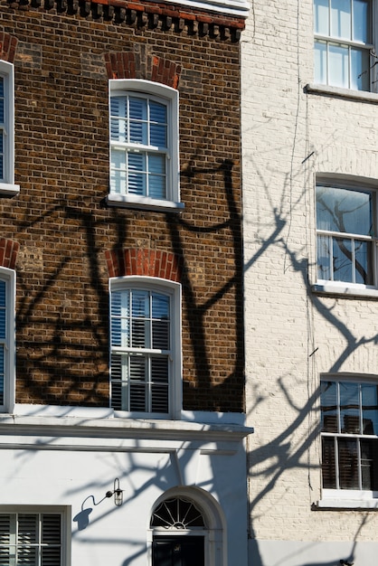 Sombras de la arquitectura durante el día en la ciudad