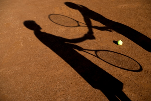 Sombras de dos tenistas.