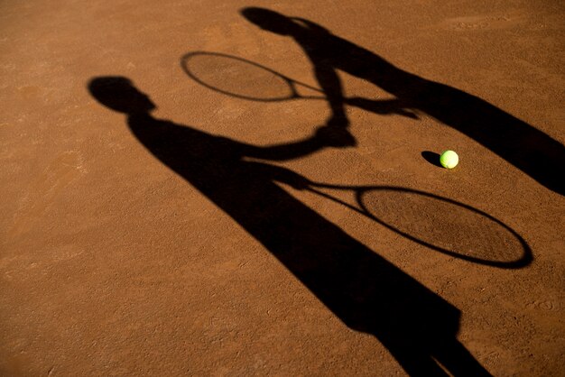 Sombras de dos tenistas.