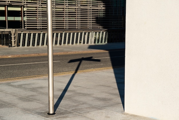 Sombras hechas por la luz del día en la ciudad con arquitectura.